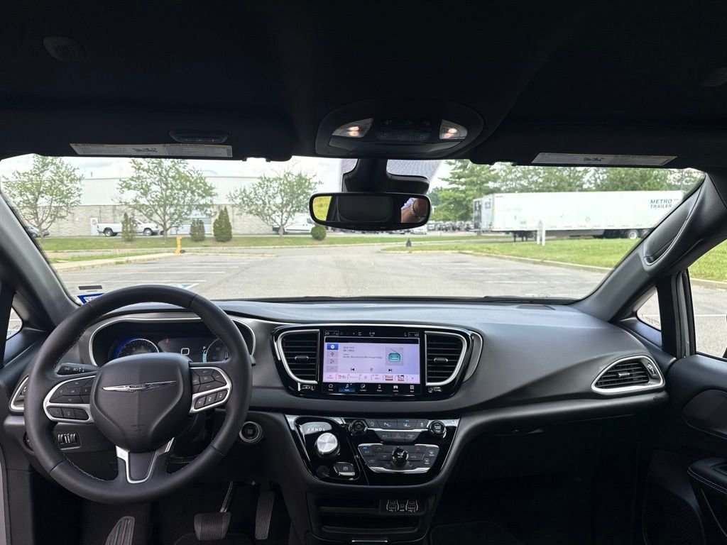 Used 2025 White Chrysler Select image 15