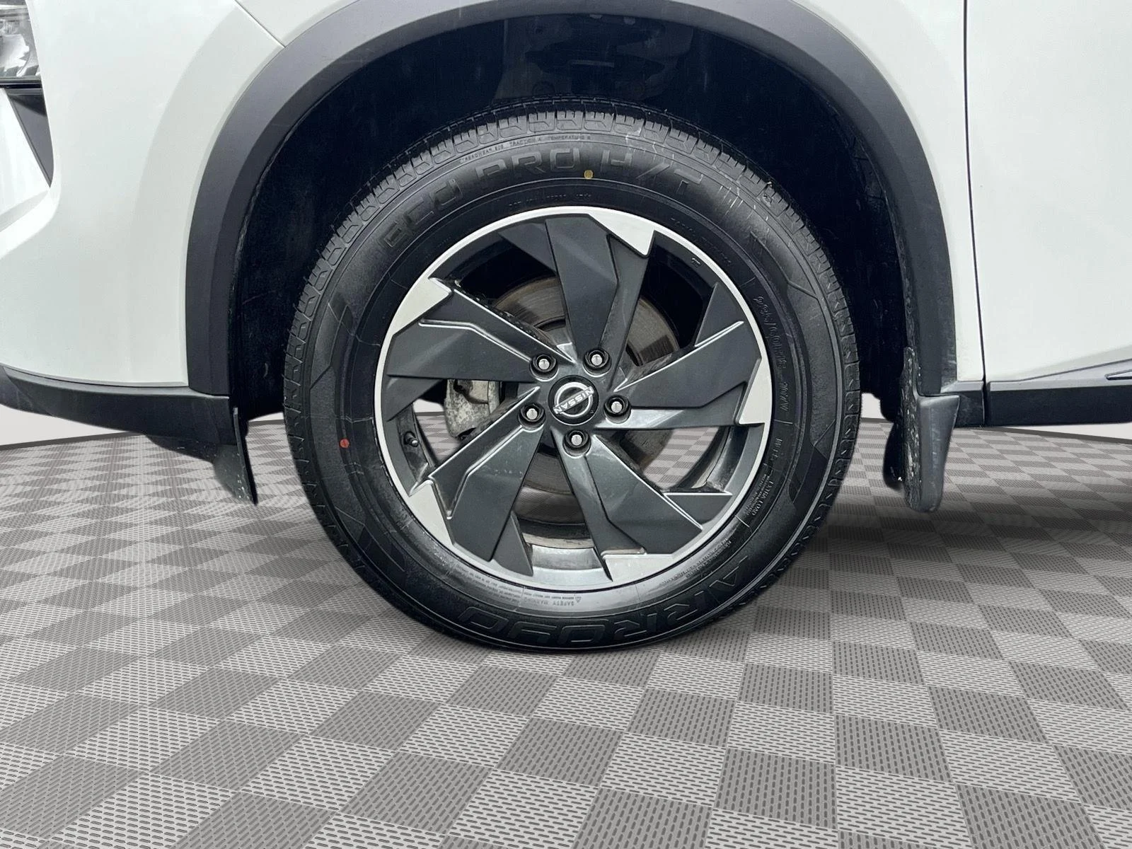 Used 2024 Everest White Pearl Nissan SV image 9
