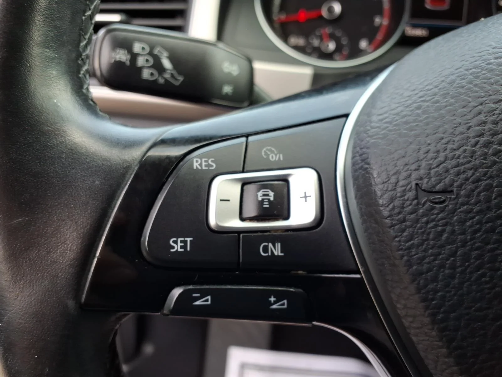 Used 2018 Black Volkswagen V6 SEL 4Motion image 17