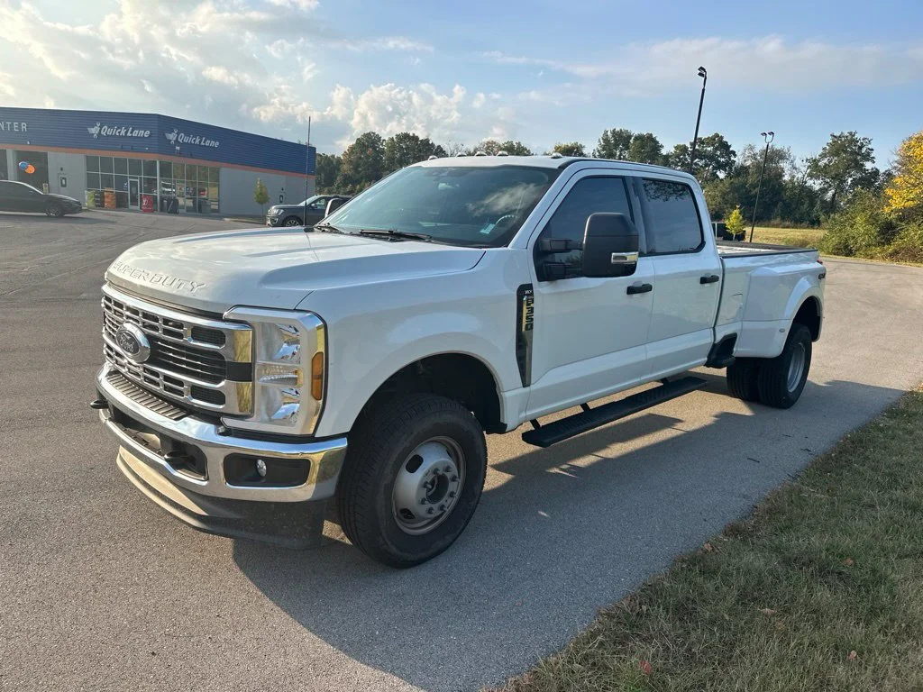 Used 2025 Oxford White Ford XLT image 3