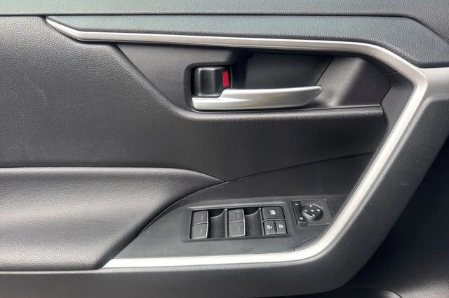 2025 Toyota RAV4 XLE - Photo 12