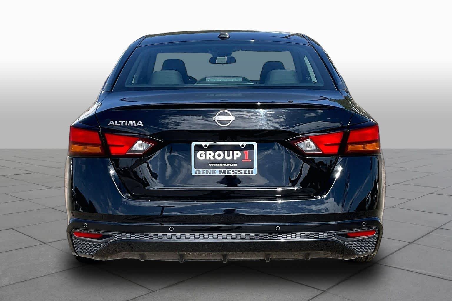 Used 2025 Super Black Nissan SV image 5