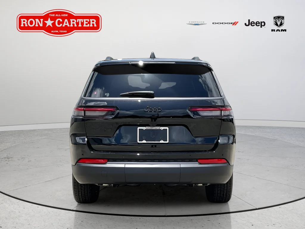 New 2026 Diamond Black Crystal Pearlcoat Jeep Altitude image 4