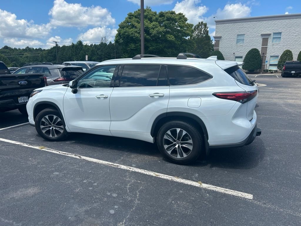 Used 2022 Beige Toyota XLE image 4