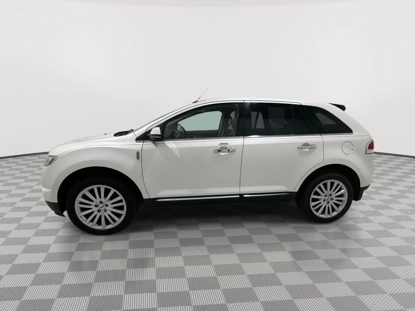 Used 2015 White Lincoln AWD image 2