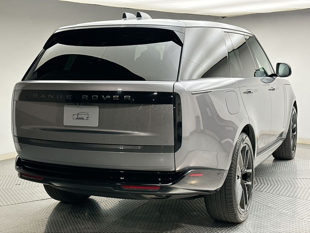 Used 2025  Land Rover SE image 13