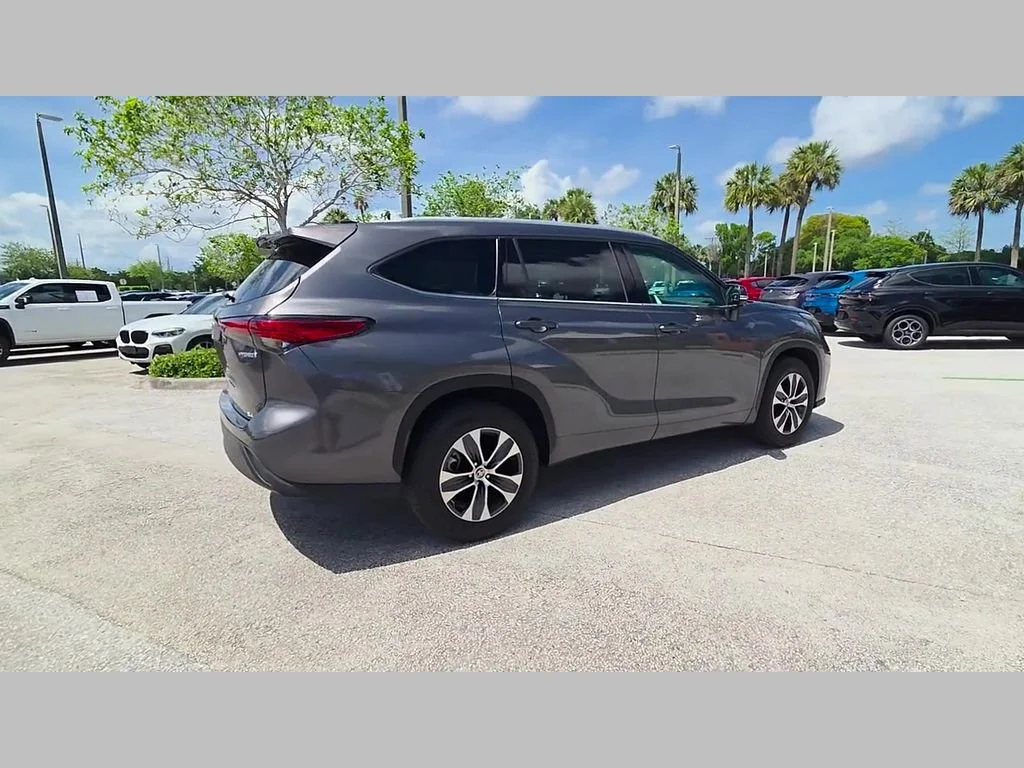 Used 2022 Magnetic Gray Metallic Toyota Hybrid XLE image 38
