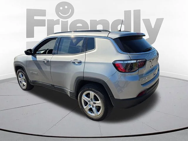 Used 2023 Silver Jeep Latitude image 7
