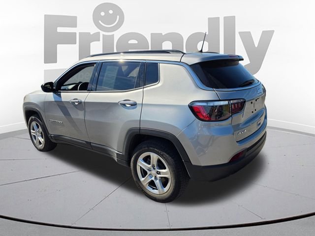 Used 2023 Silver Jeep Latitude image 7
