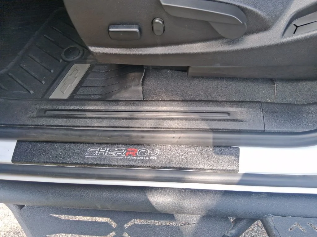 Used 2022 White Chevrolet Z71 image 10