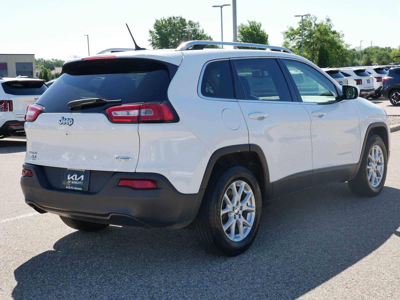 Used 2015 Bright White Clearcoat Jeep Latitude image 4