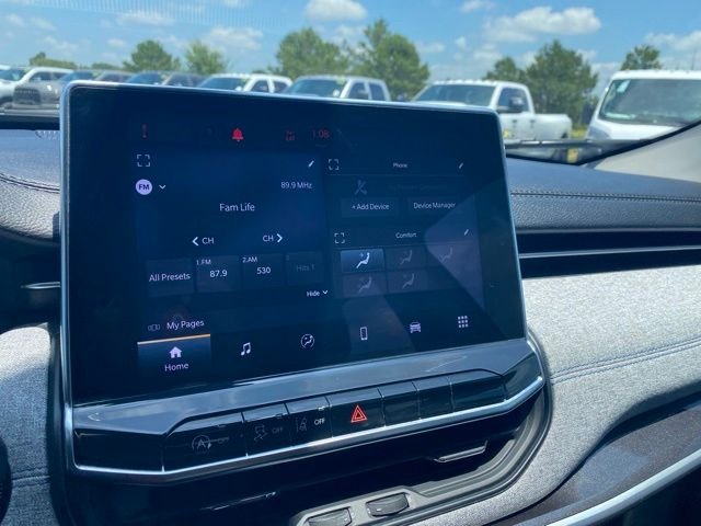 Used 2022 Granite Crystal Clearcoat Metallic Jeep Latitude image 22