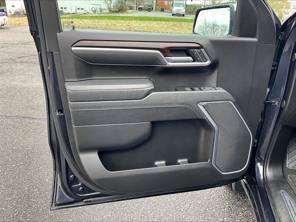 Used 2025 Silver GMC SLT image 9