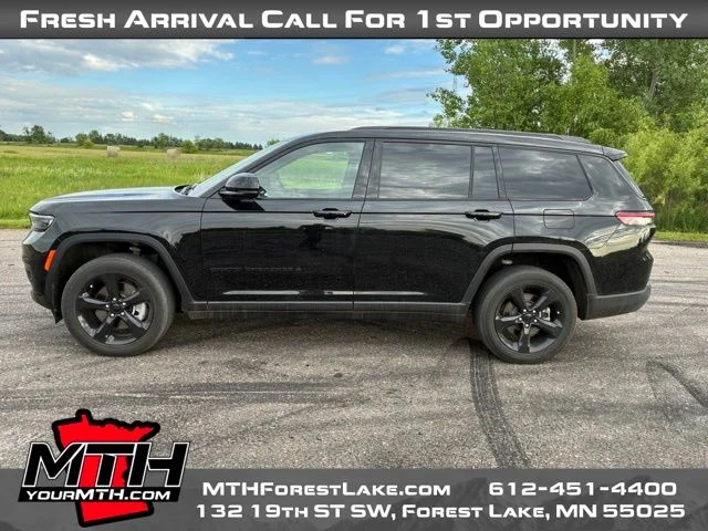 Used 2023 Black Jeep Altitude image 4