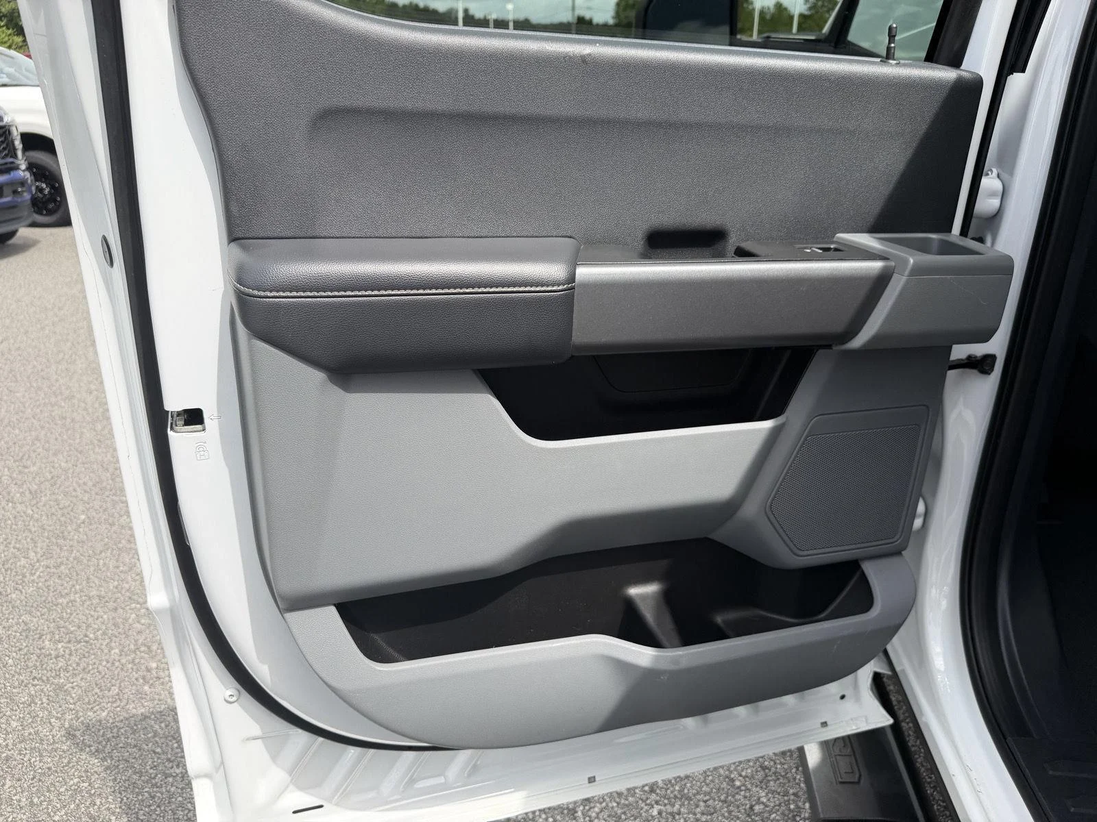 Used 2025 Oxford White Ford XLT image 15