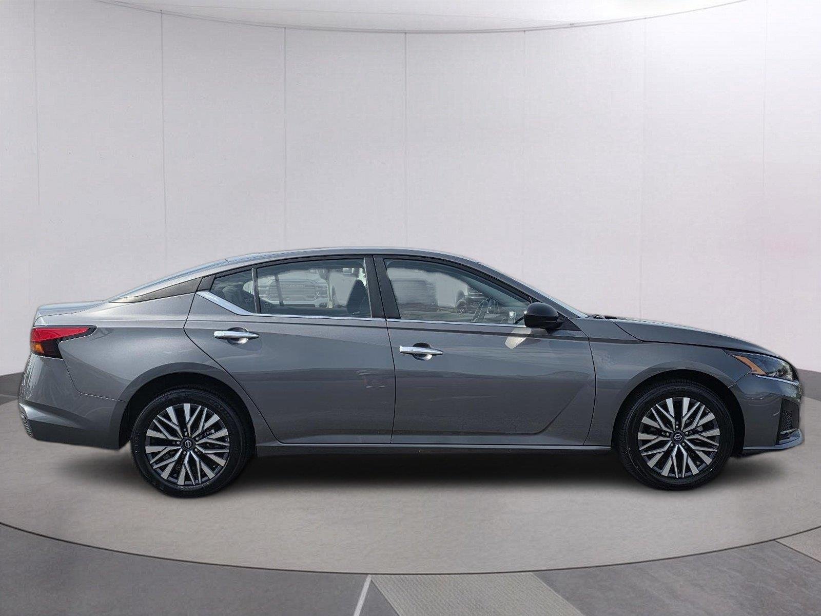 Used 2025 Gun Metallic Nissan SV image 4