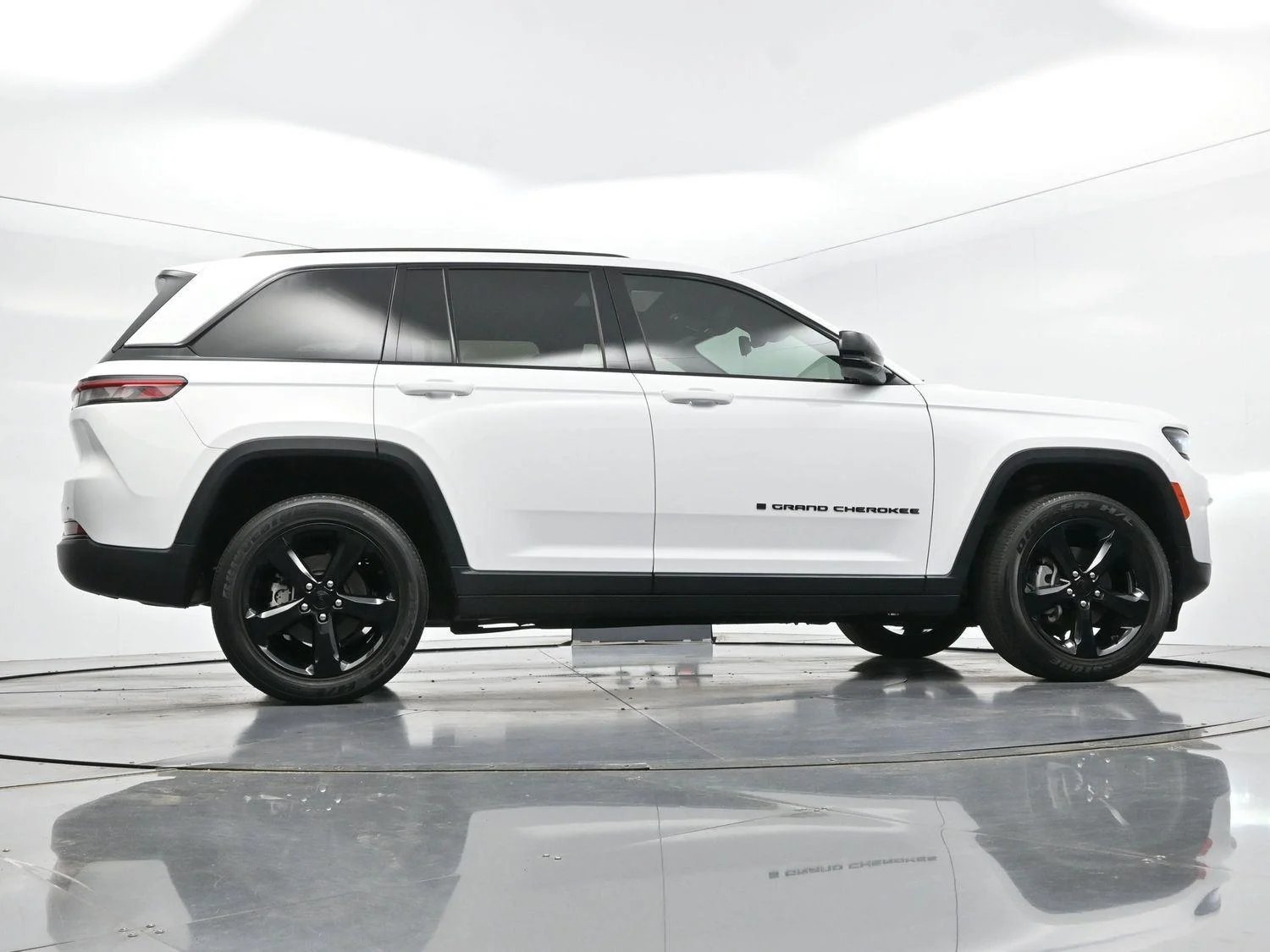 Used 2023 White Jeep Altitude image 46