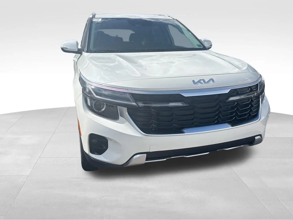 Used 2024 White Kia SX image 3