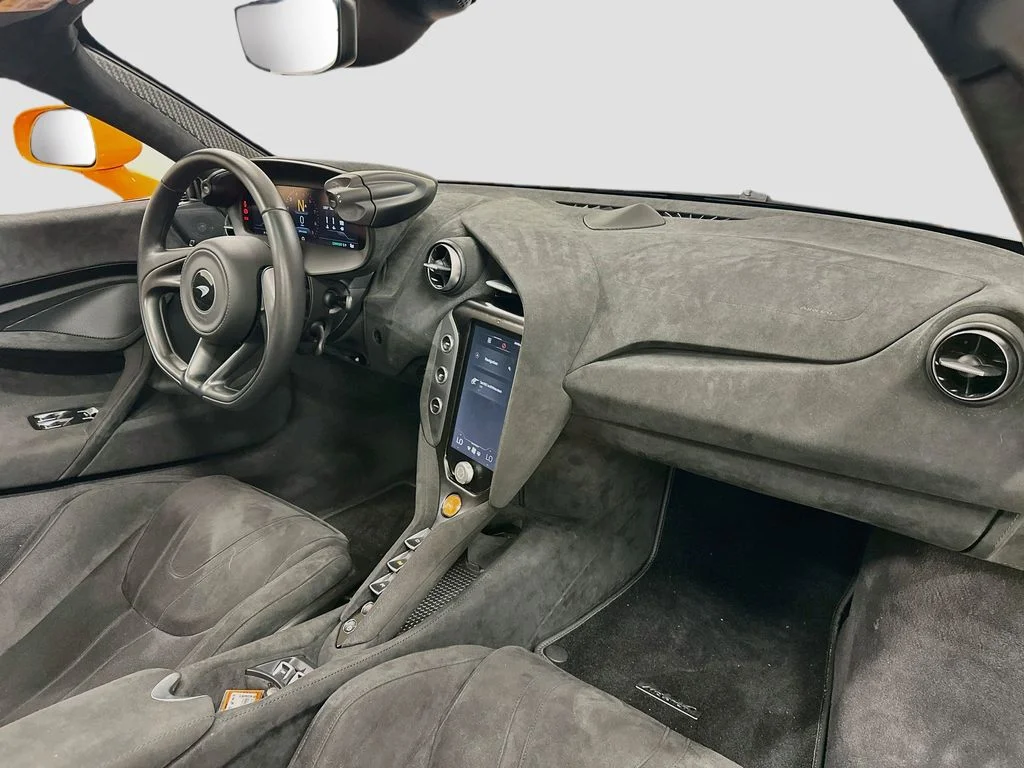 Used 2025  McLaren  image 26