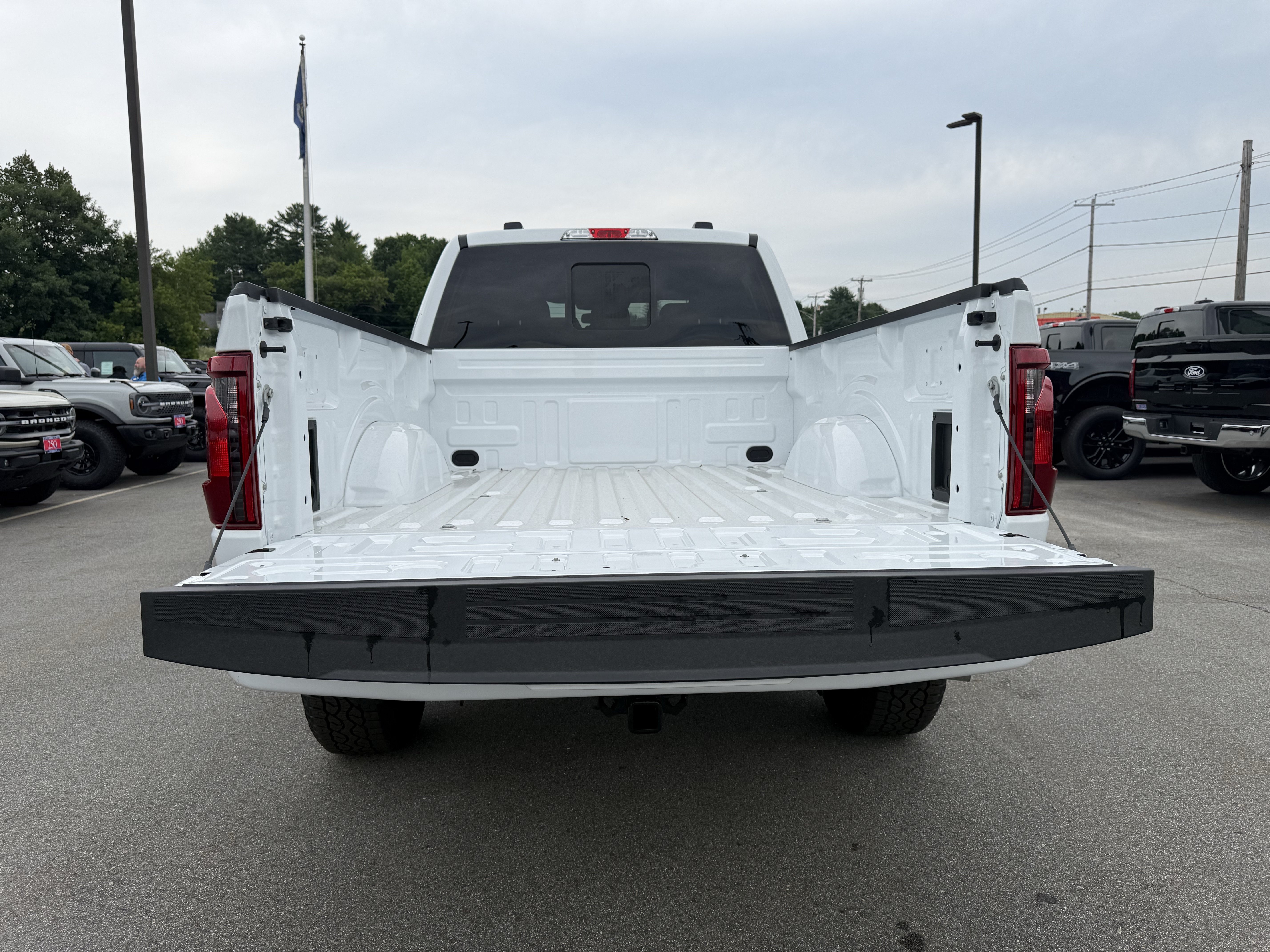 New 2026 Oxford White Ford XLT image 8