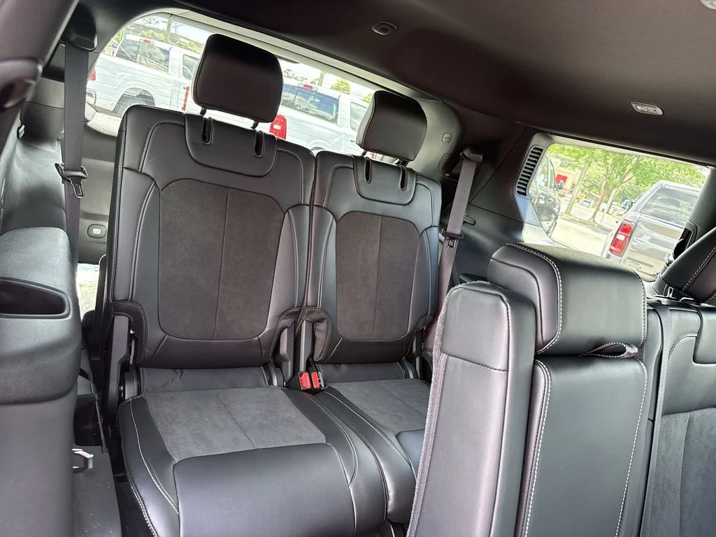 New 2026 Bright White Clear-Coat Exterior Paint Jeep Laredo image 29