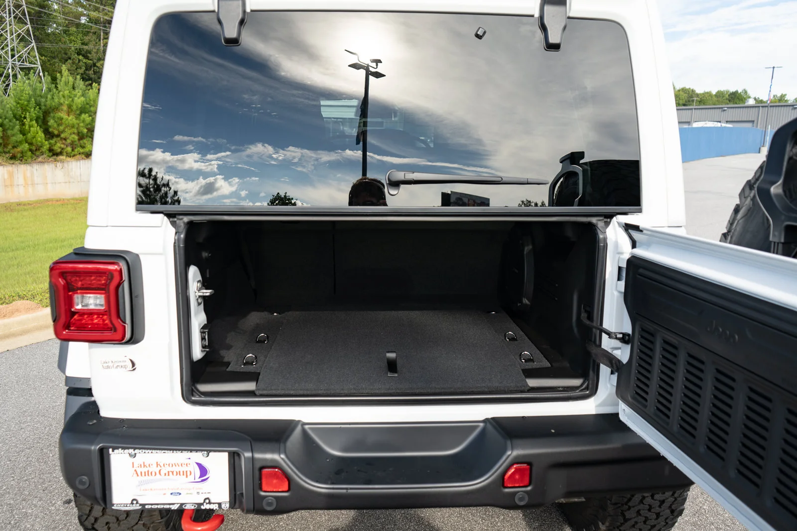 New 2027 Bright White Clear-Coat Paint Jeep Rubicon X image 18