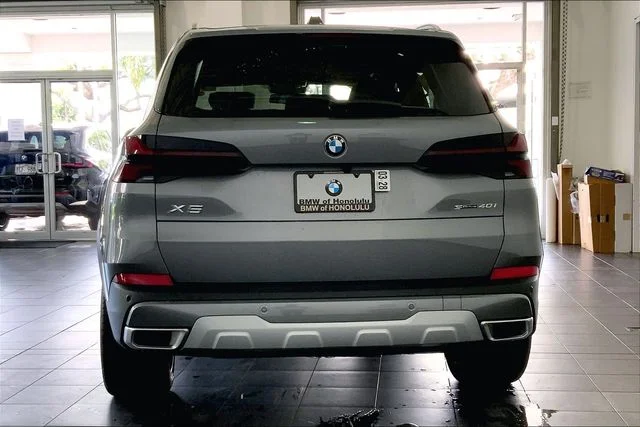 New 2026 Skyscraper Grey Metallic BMW sDrive40i image 4