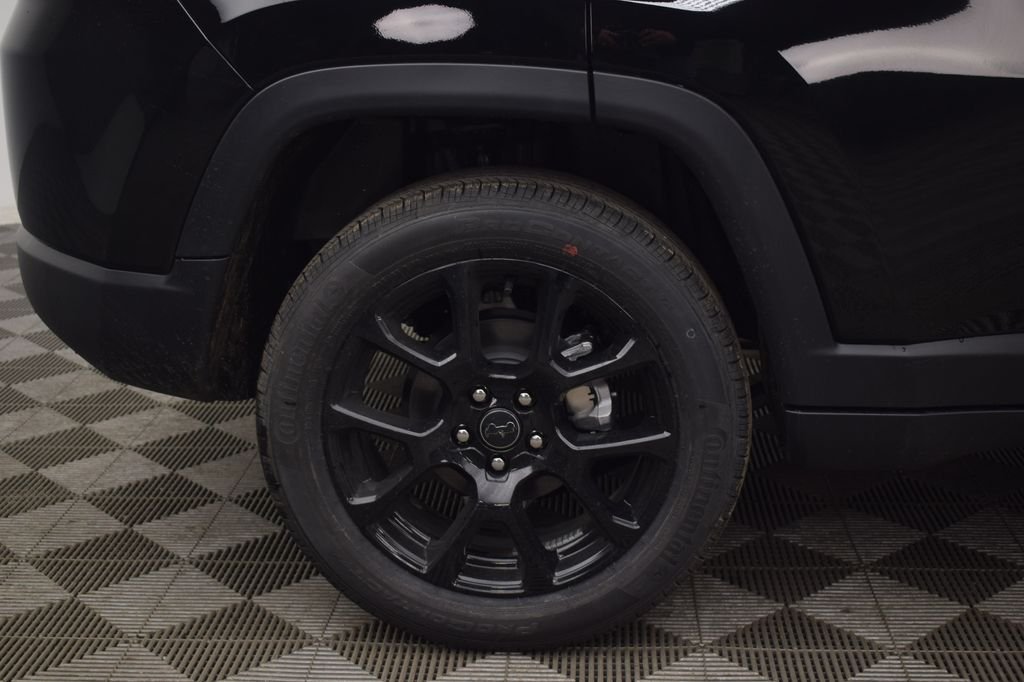 New 2026 Diamond Black Crystal Pearlcoat Jeep Latitude image 9