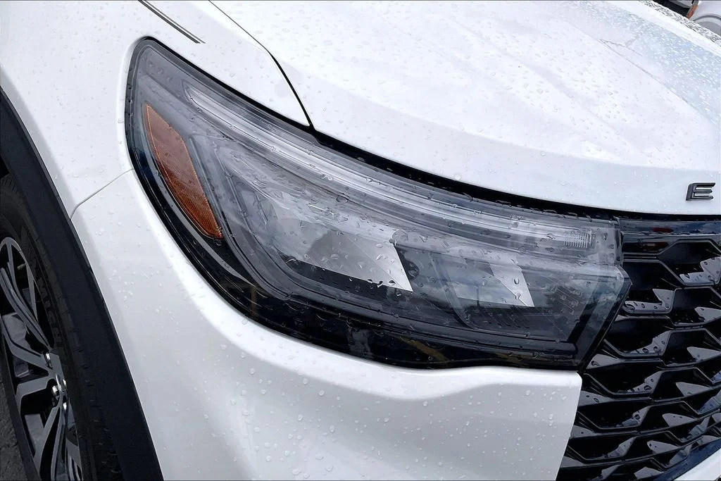 New 2026 Star White Metallic Tri-Coat Ford ST-Line image 29