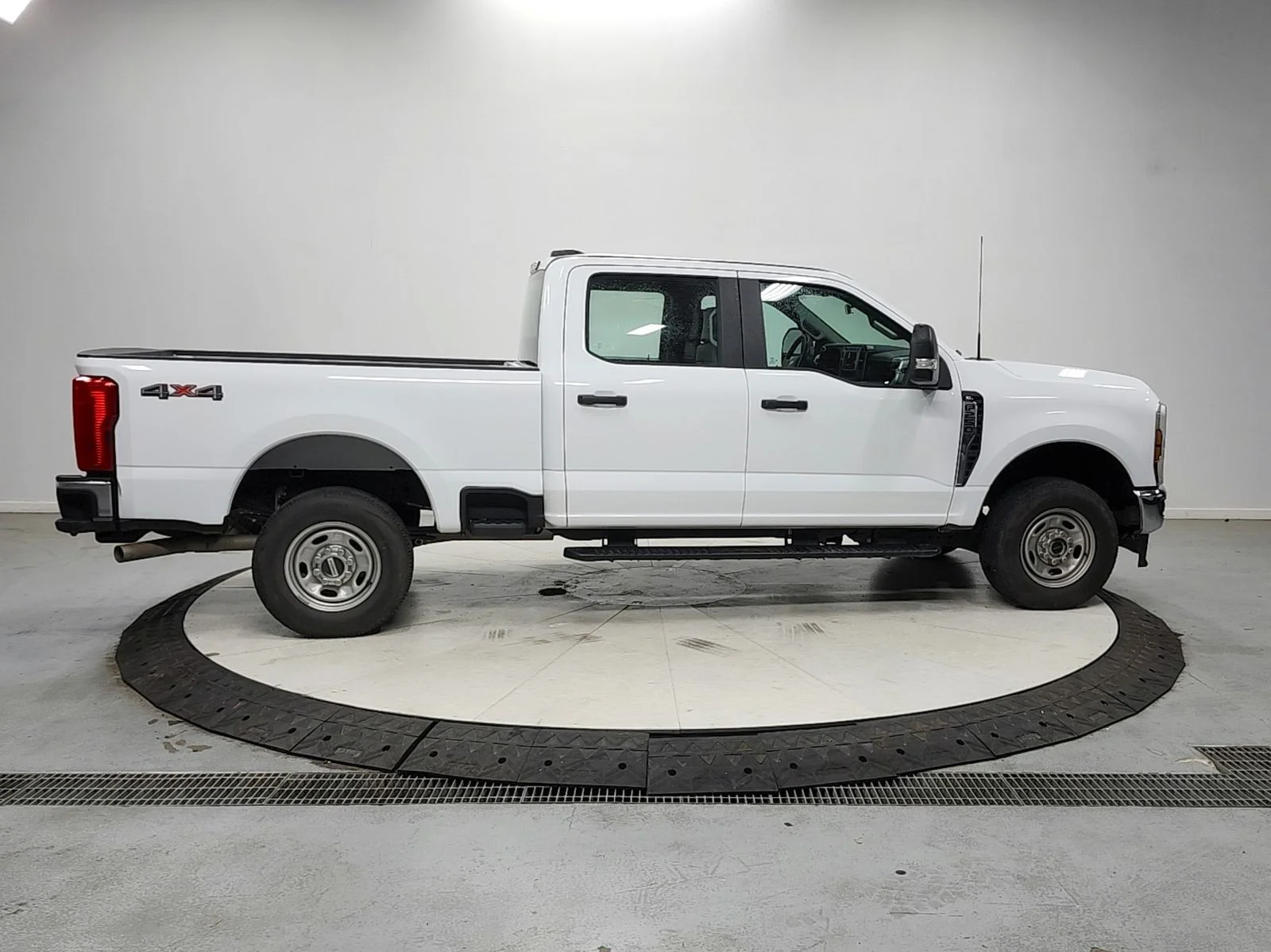 Used 2024 Oxford White Ford XL image 8