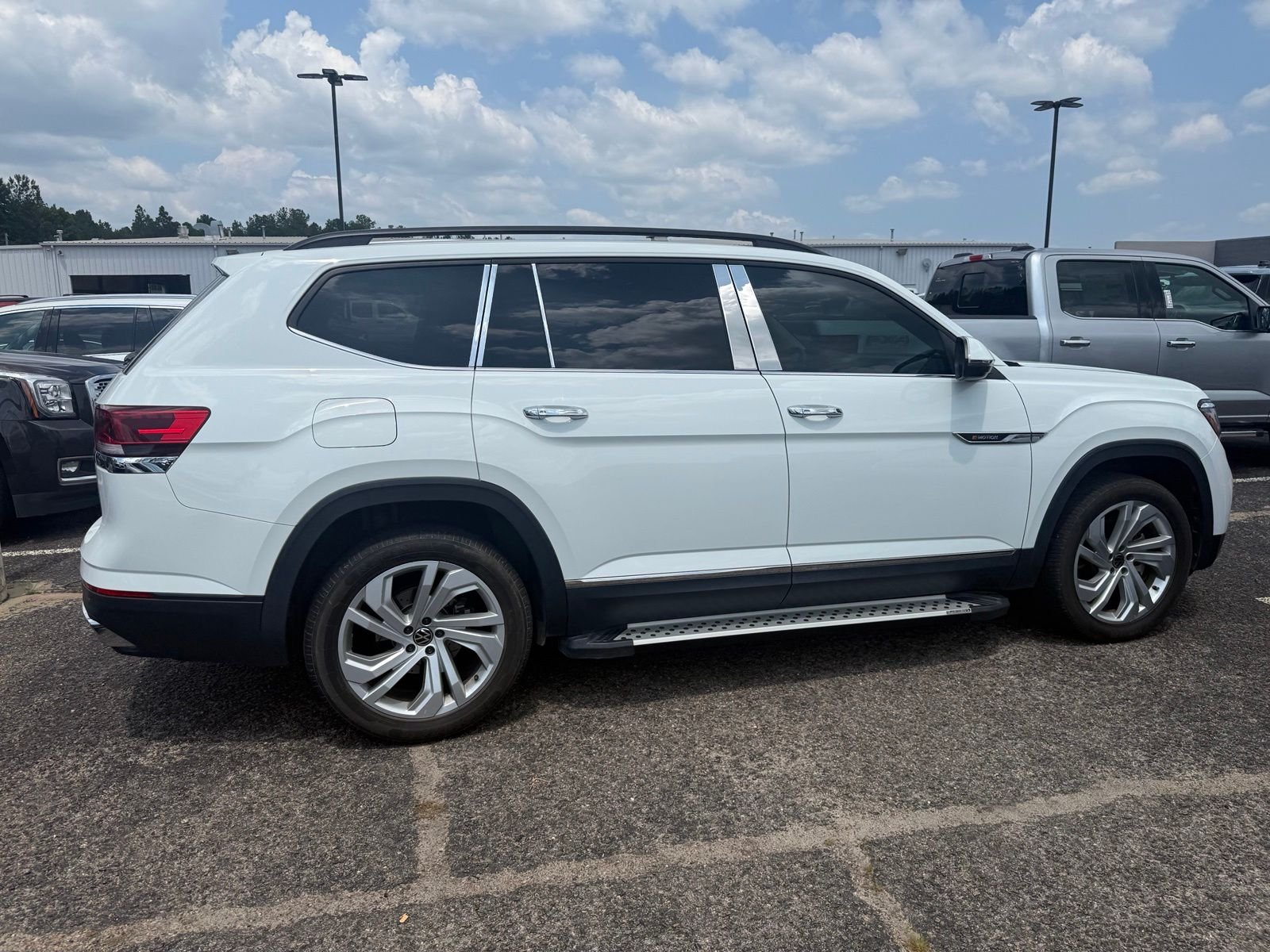 Used 2021 Pure White Volkswagen 3.6L V6 SE w/Technology image 8