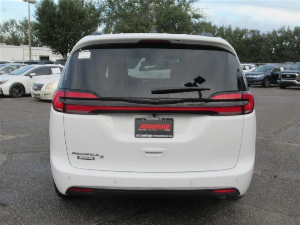 New 2026 Bright White Clear-Coat Exterior Paint Chrysler Select image 5