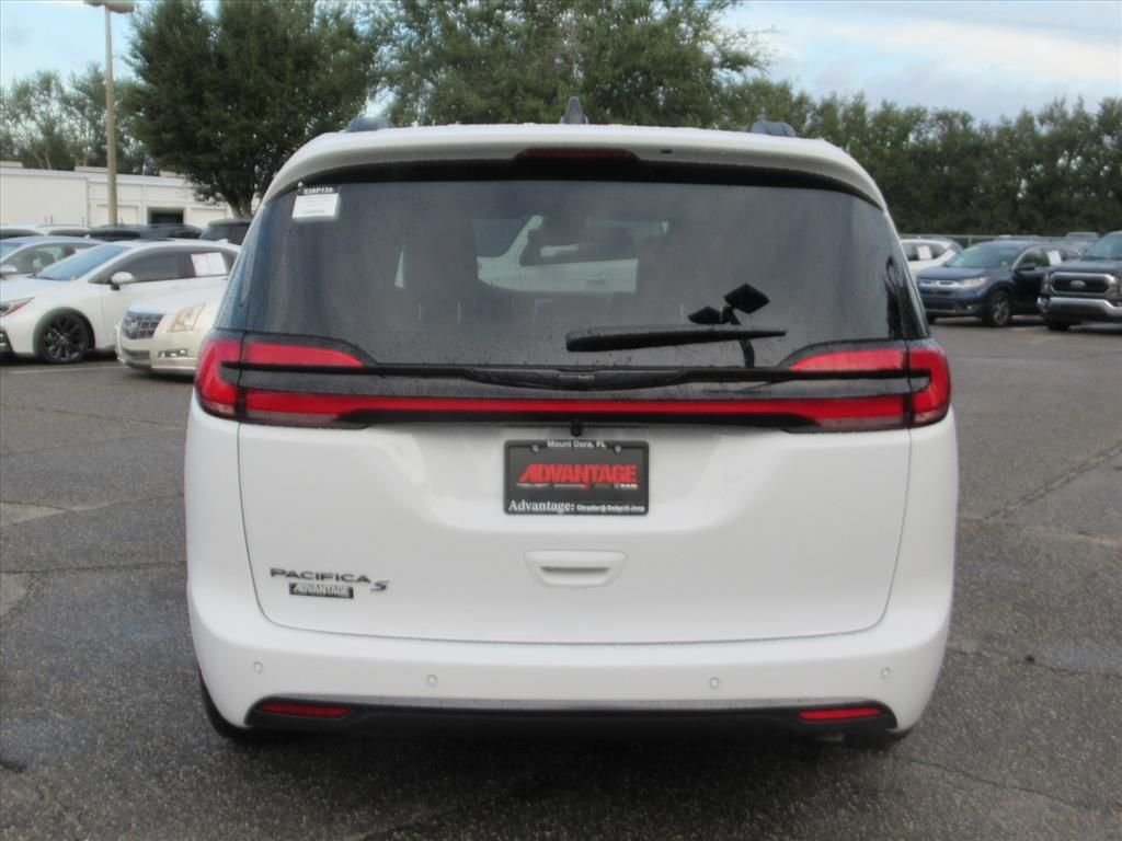New 2026 Bright White Clear-Coat Exterior Paint Chrysler Select image 5