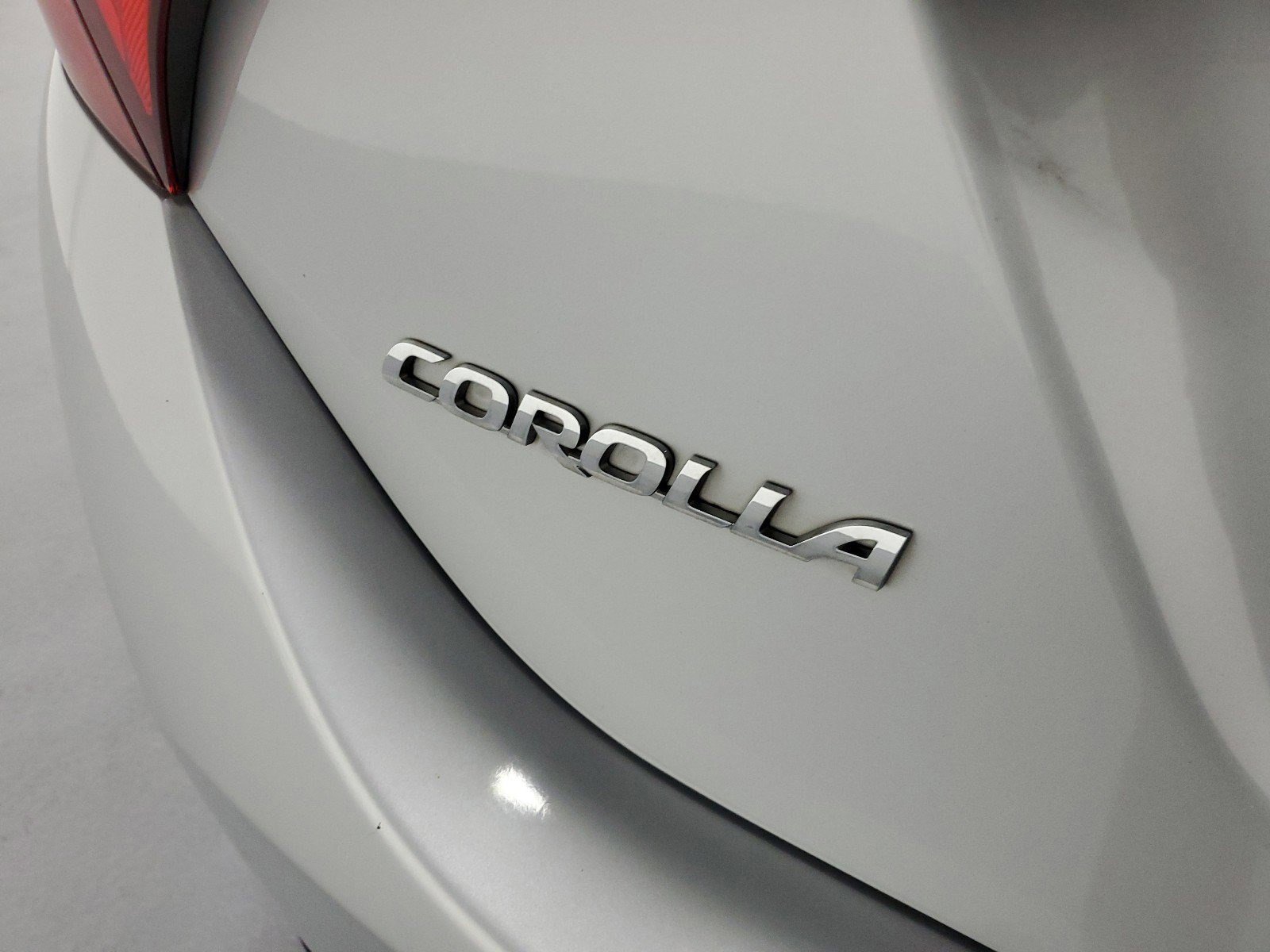 Used 2019 Classic Silver Metallic Toyota LE image 12