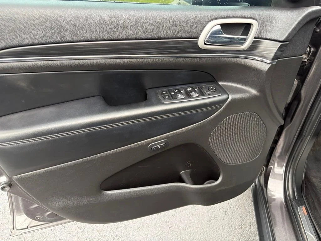 Used 2020 Gray Jeep Limited image 9