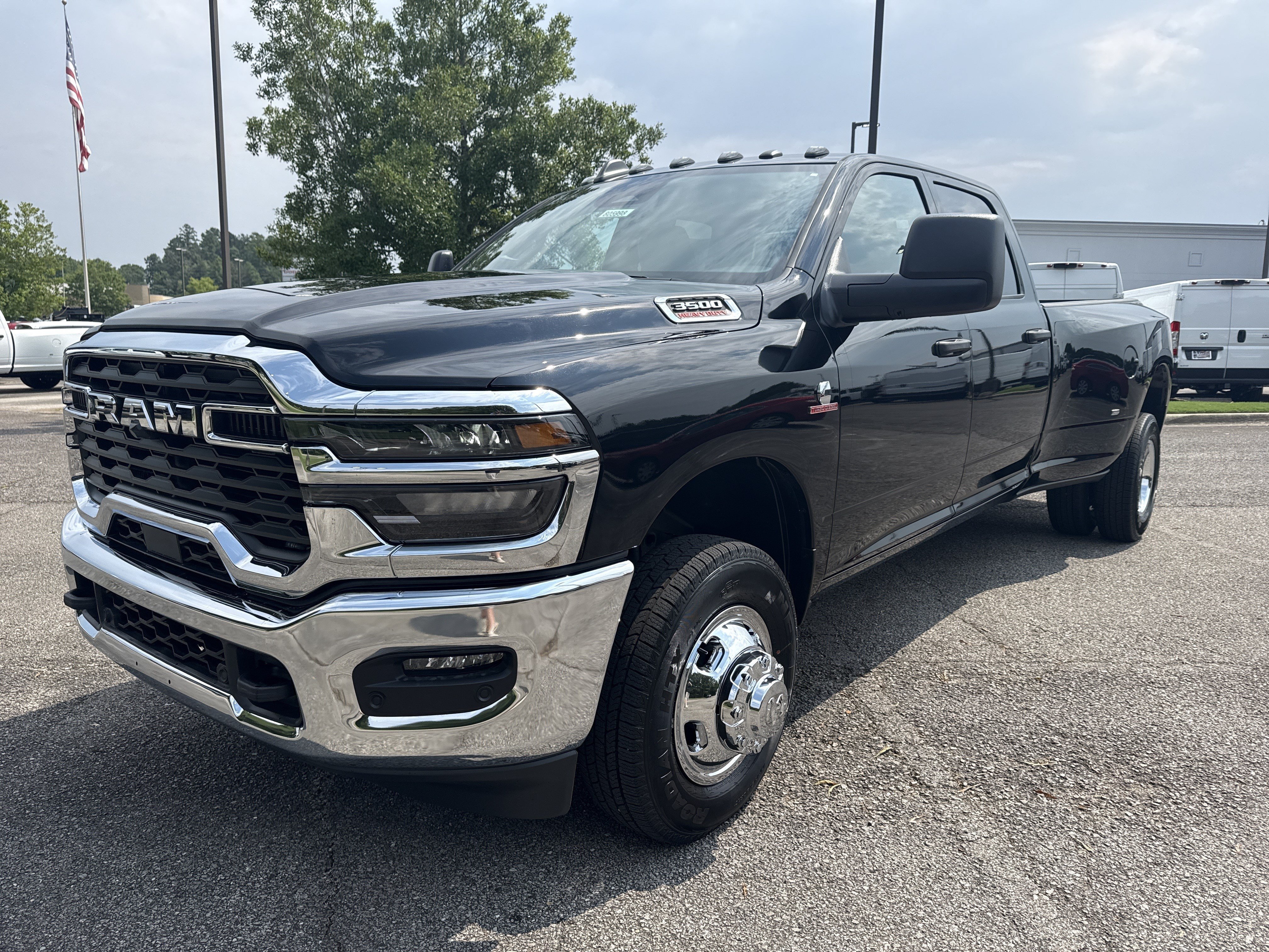 New 2026 Diamond Black Crystal Pearl-Coat Exterior Paint RAM Tradesman image 3