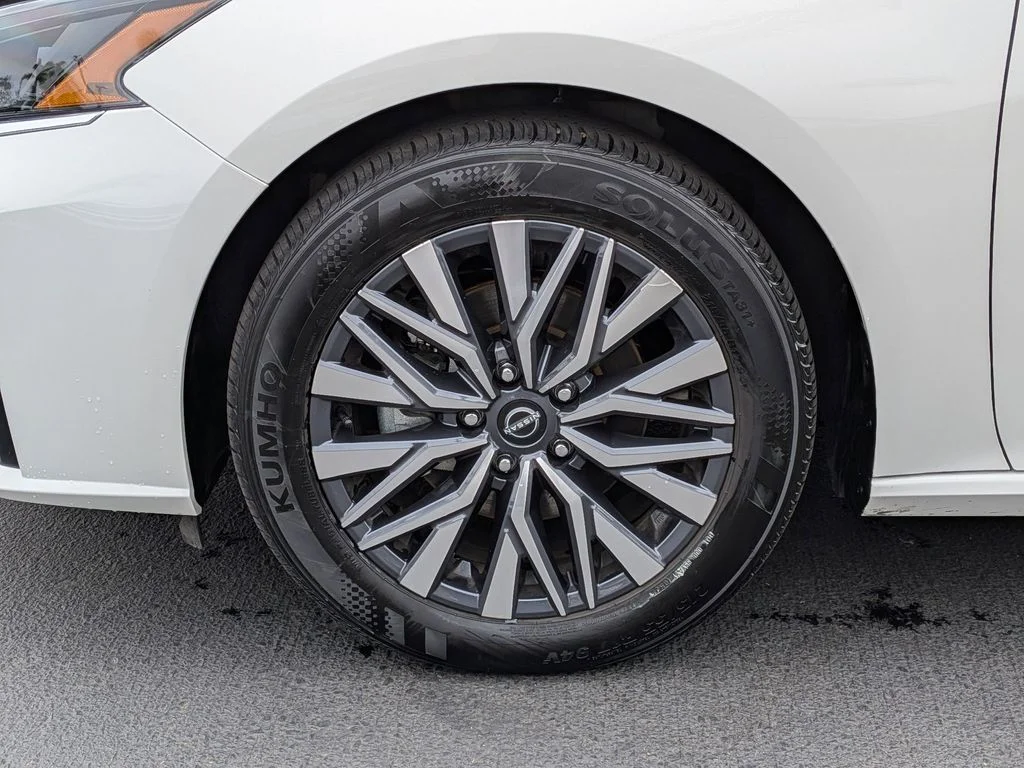 Used 2025 White Nissan 2.5 SV image 9