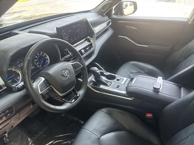 Used 2022  Toyota Platinum image 18