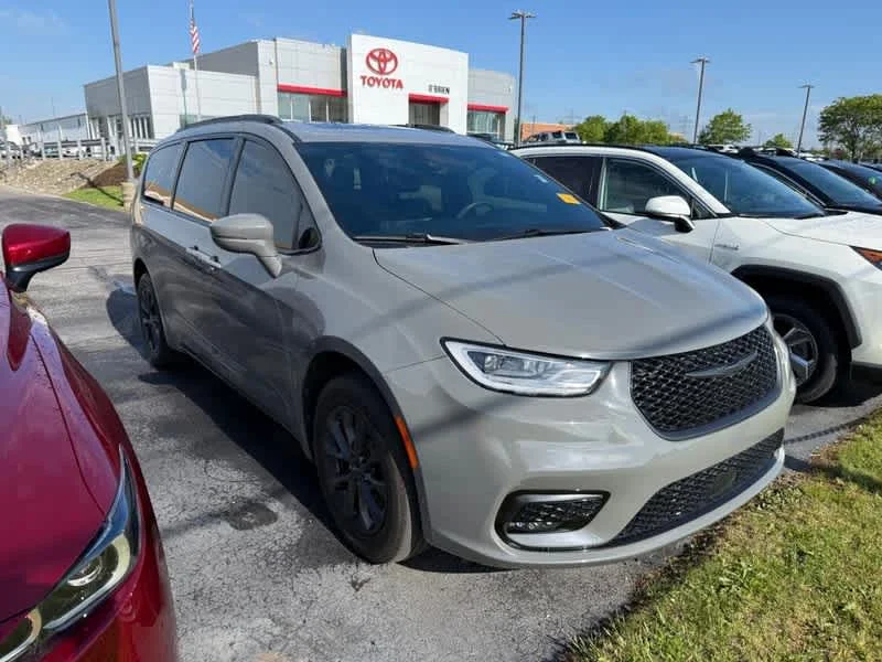 2022 Chrysler Pacifica Touring L's photo