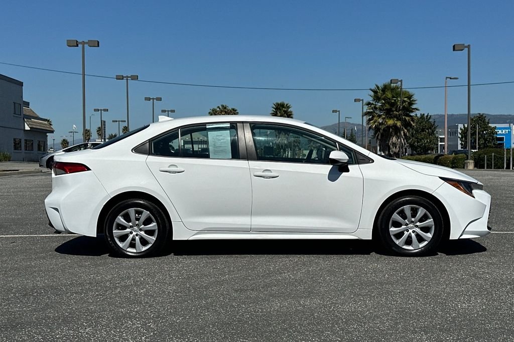 2025 Toyota Corolla LE photo 2
