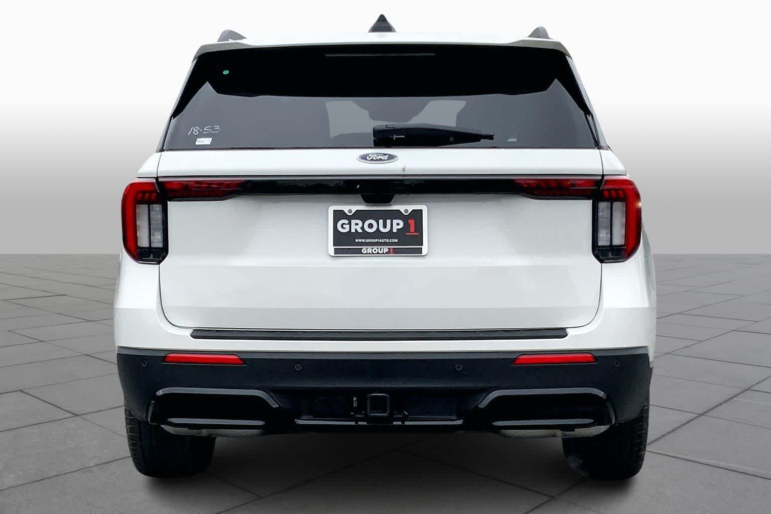 New 2026 Star White Metallic Tri-Coat Ford ST-Line image 4
