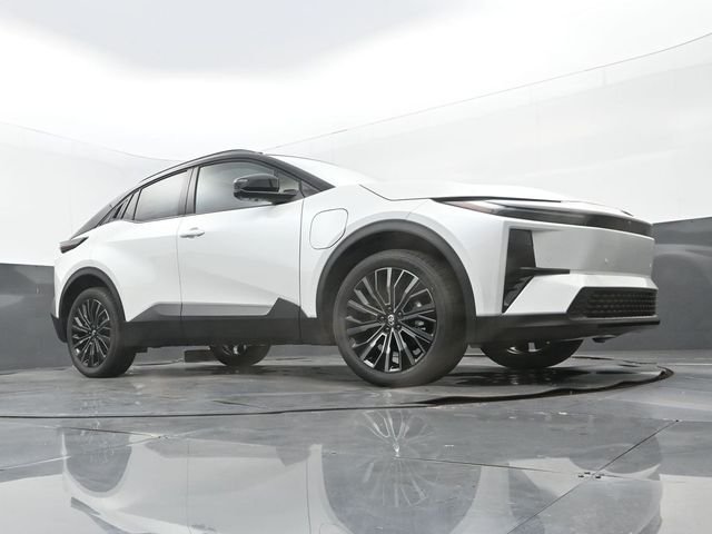New 2026 Wind Chill Pearl/Black Toyota XSE image 24