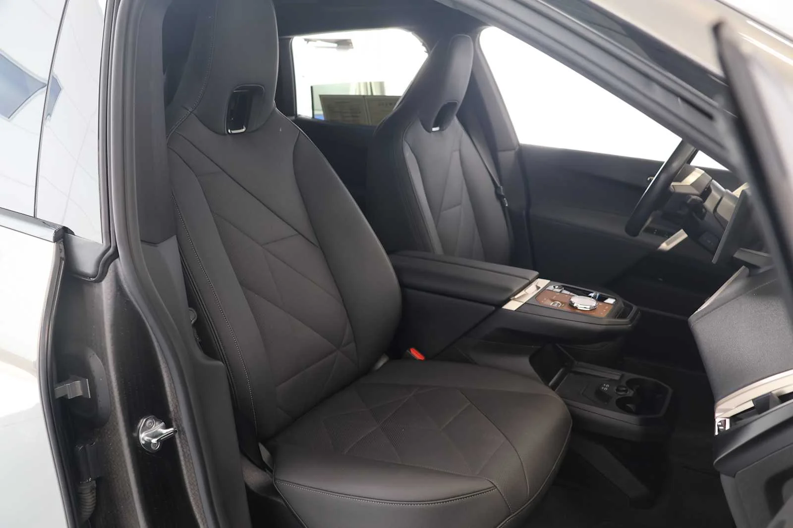 Certified Used 2024 Oxide Grey Metallic BMW xDrive50 image 13