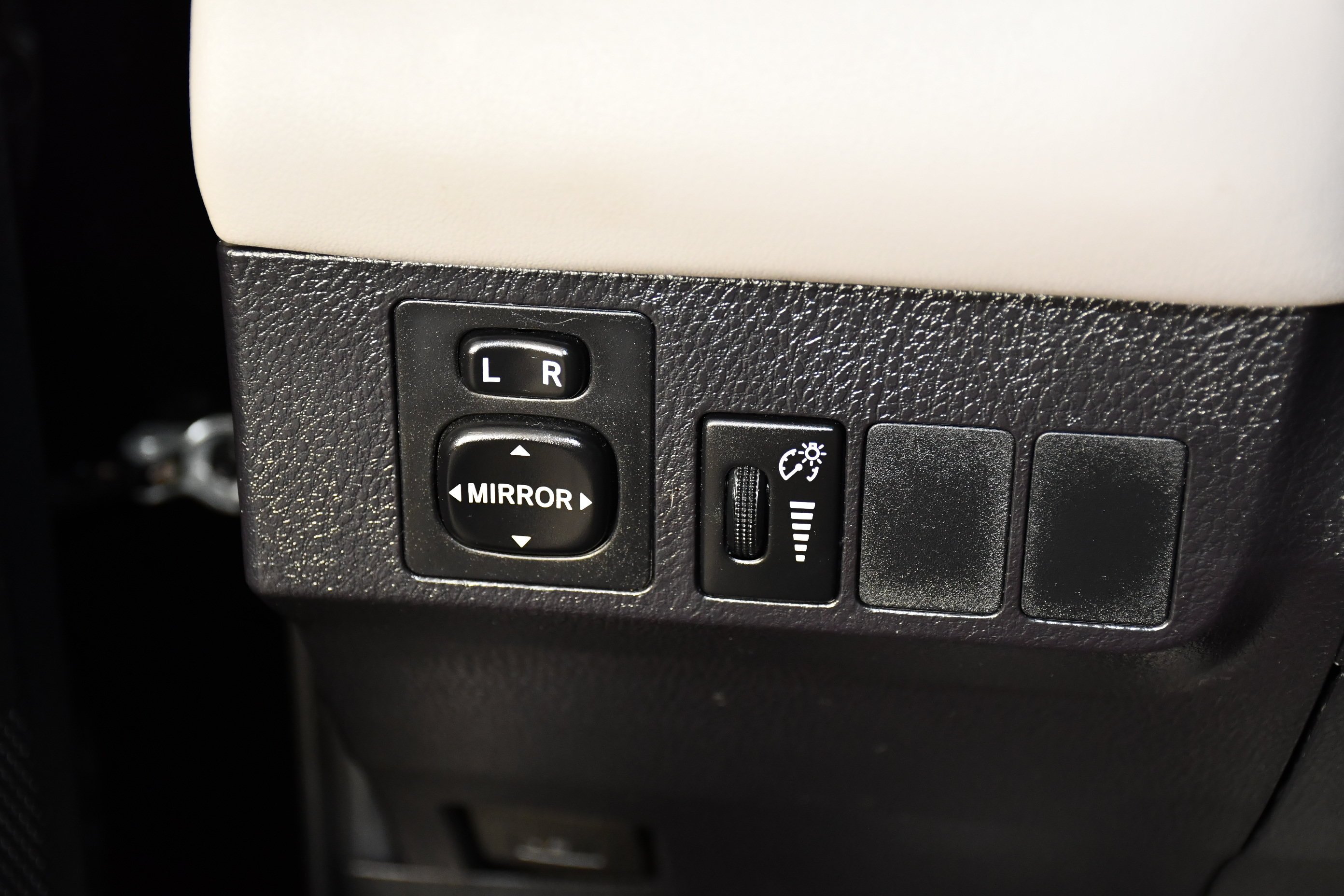 Used 2016 Black Toyota XLE image 33