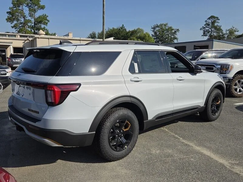 New 2026 Space White Metallic Ford Tremor® image 12
