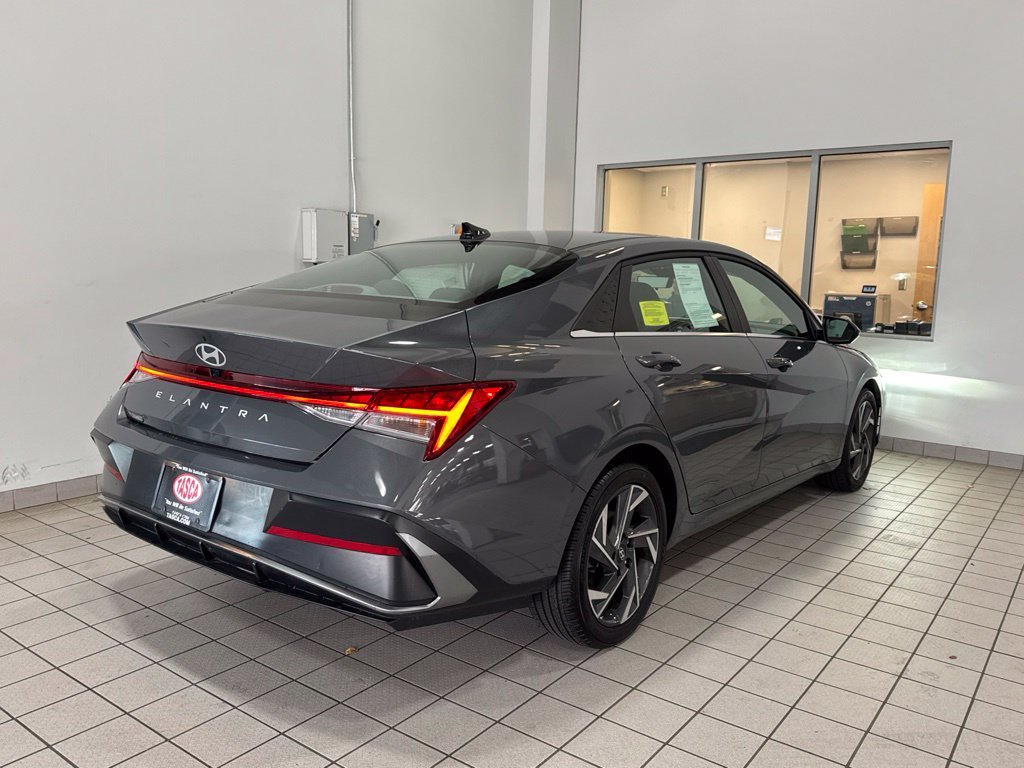 2024 Hyundai Elantra SEL - Photo 3