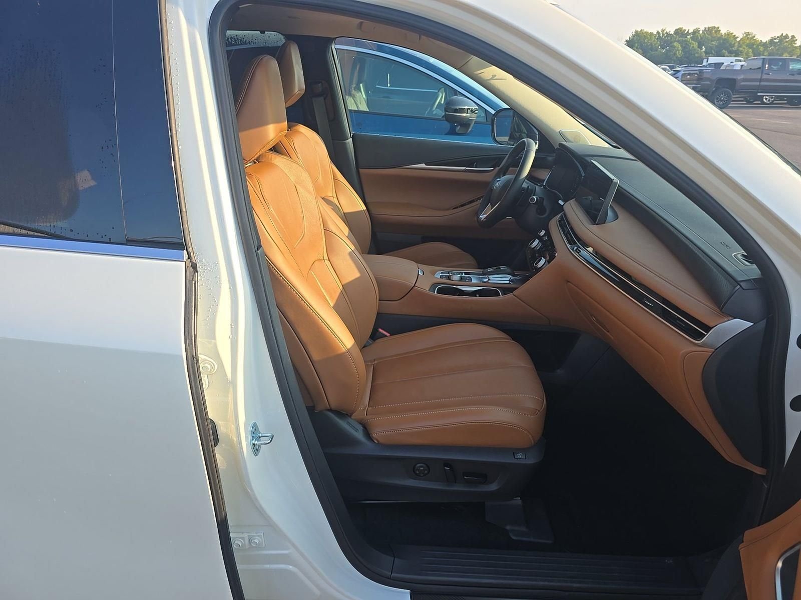Used 2025 White INFINITI Sensory image 2