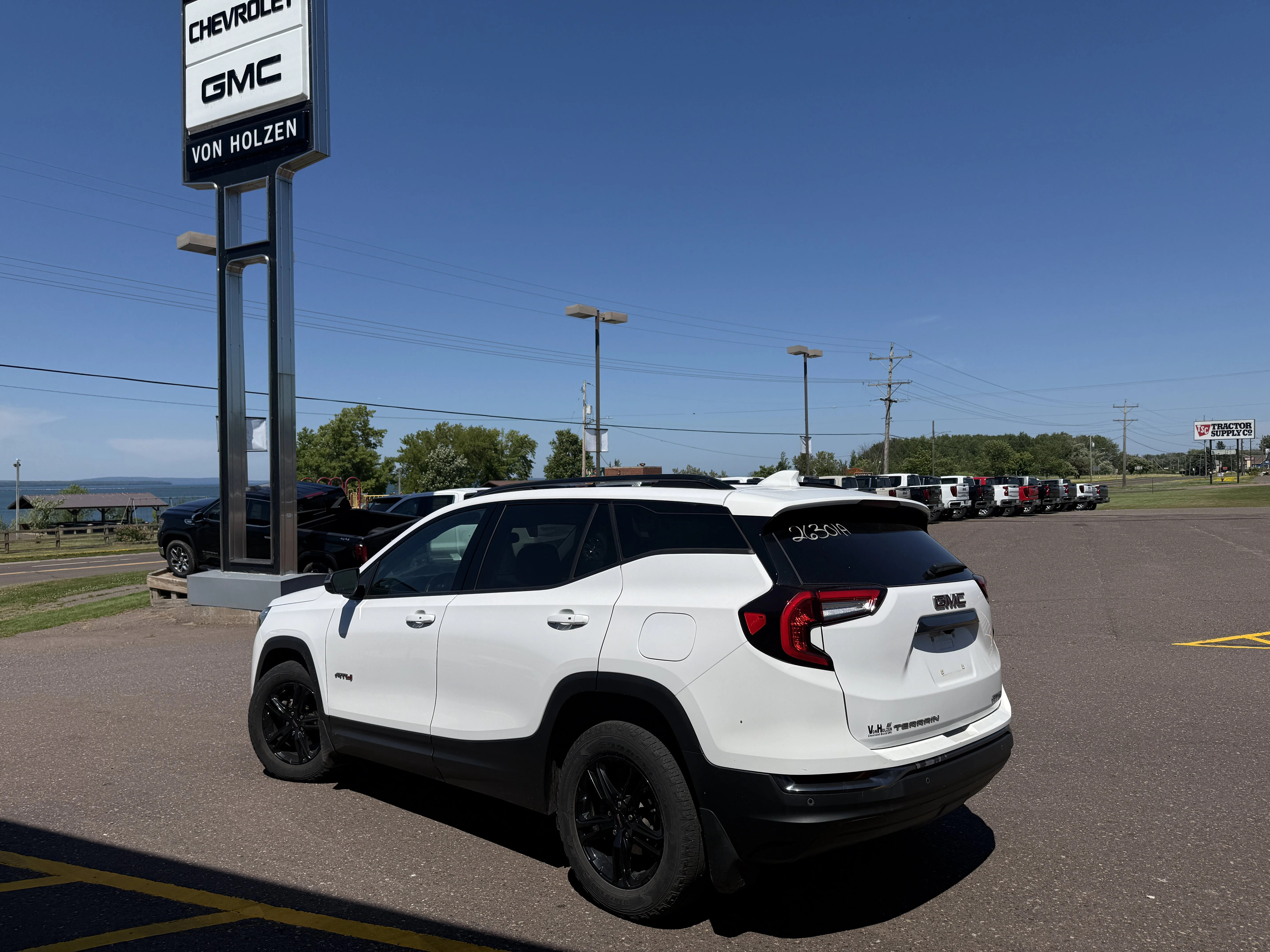 Used 2022 Summit White GMC AT4 image 4