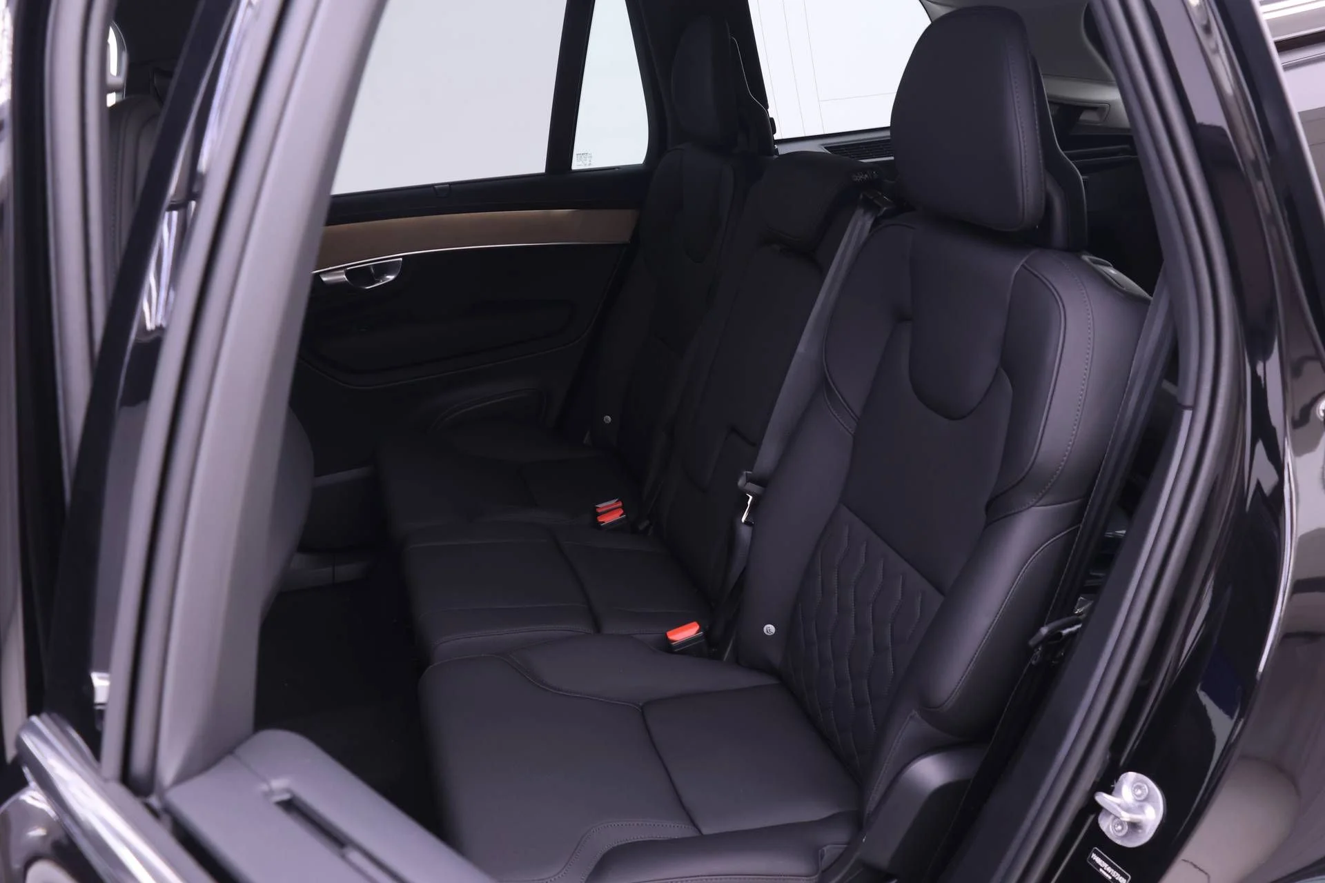 New 2027  Volvo B6 Plus 7-Seater image 12