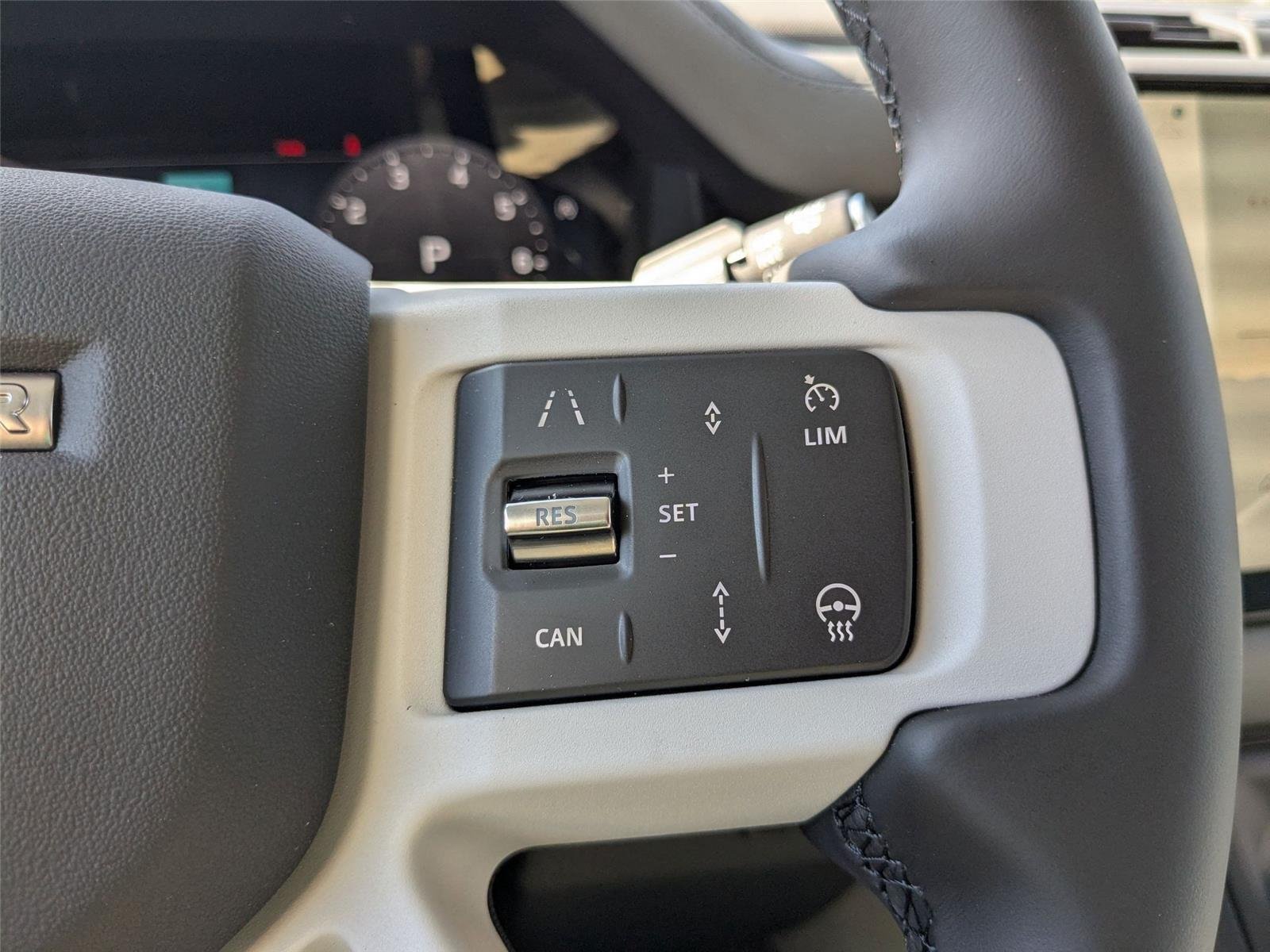Used 2025 Fuji White Land Rover X-Dynamic SE image 18